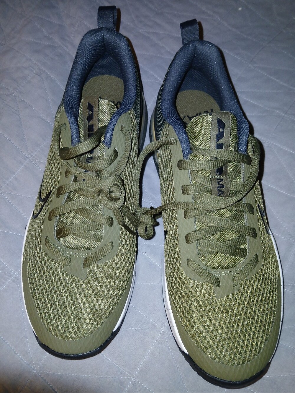 Nike Men's Olive Green and Navy Lightweight Sneakers